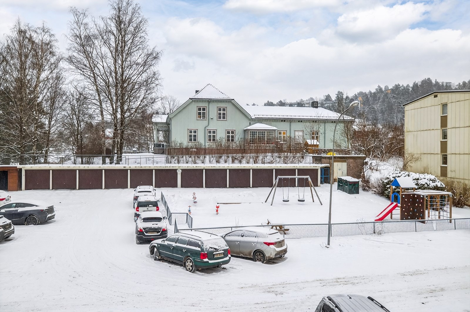 Det er anlagt parkeringsplasser foran hver blokk, der hver leilighet har anledning til å parkere en bil per leilighet, dersom det er plass. Galleribilde