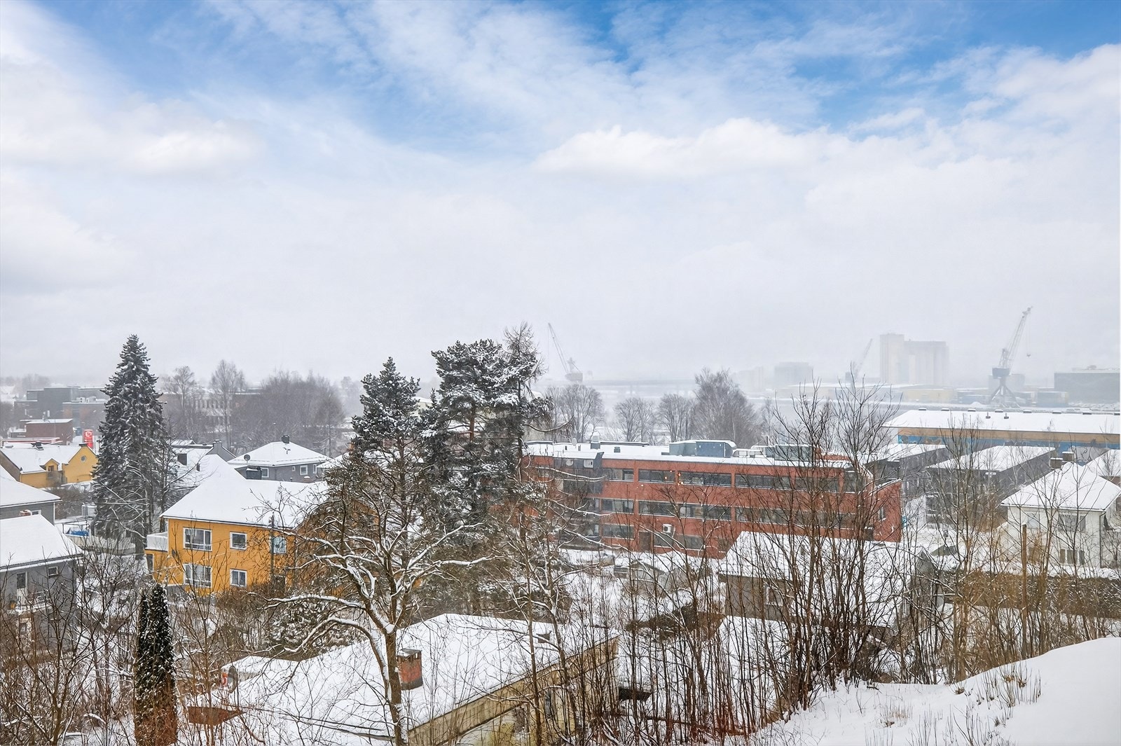 Kort vei til offentlig kommunikasjon, sentrum og fjorden med flere badeplasser. Galleribilde