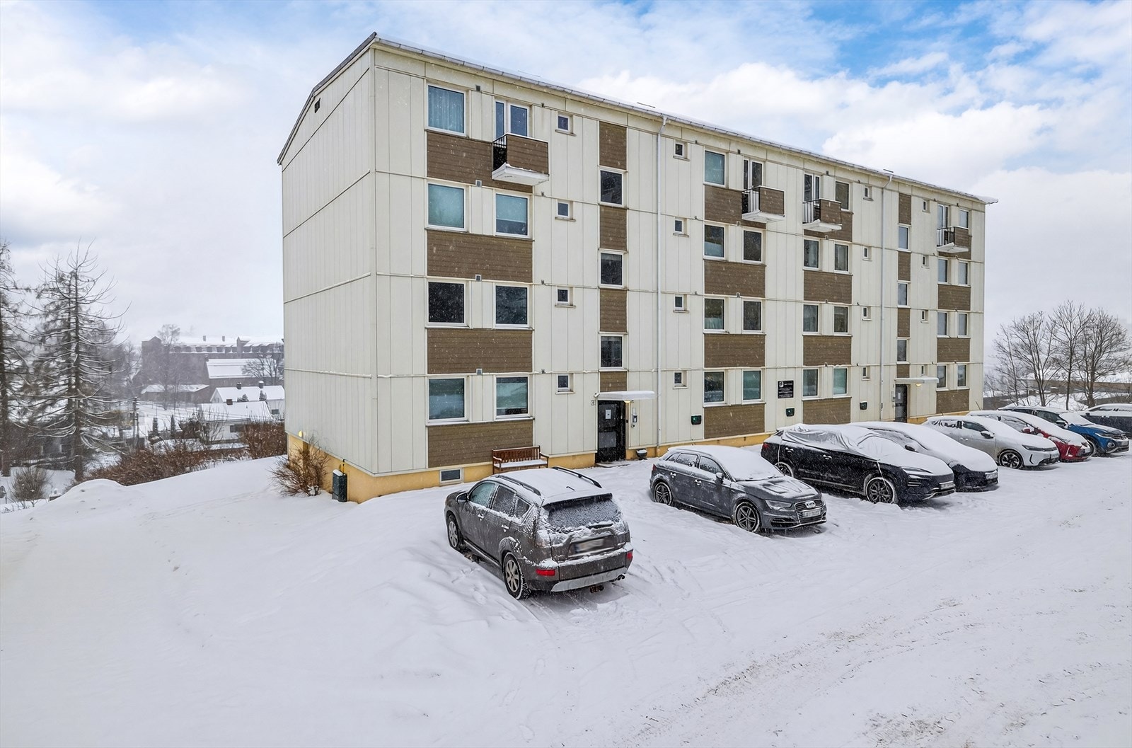 Stilren, romslig 3-roms leilighet i 2.etasje med sentral beliggenhet - Innglasset balkong - Pendlervennelig! Galleribilde