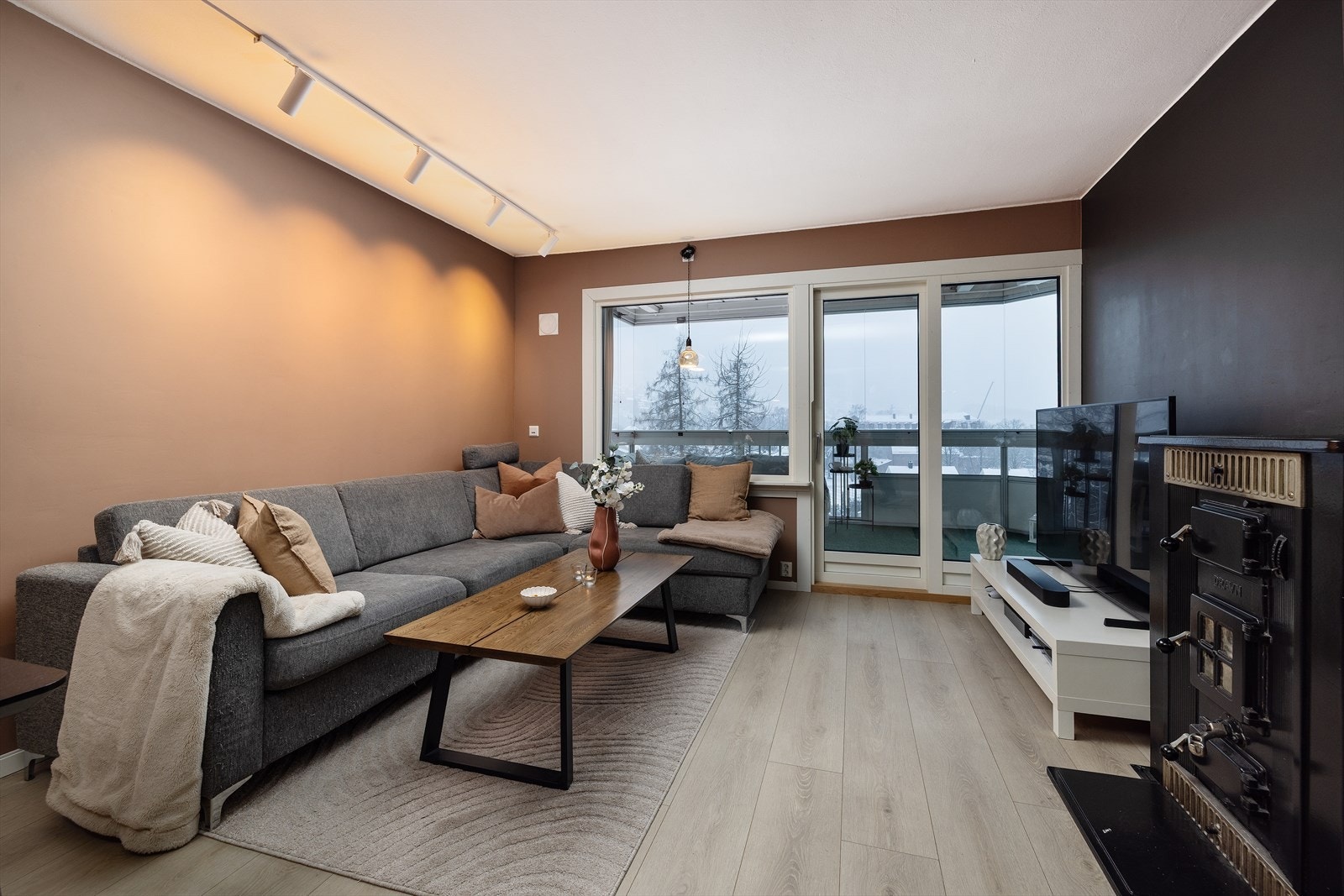 Stuen har en elegant peisovn. Galleribilde