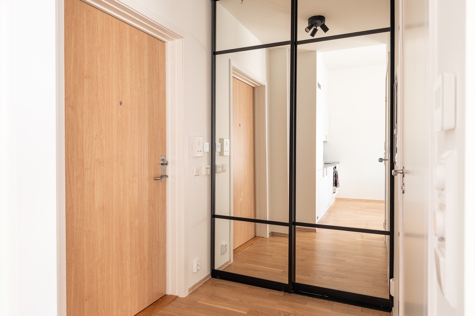 Innbydende entré på 4m² med praktisk skyvedørsgarderobe. Galleribilde