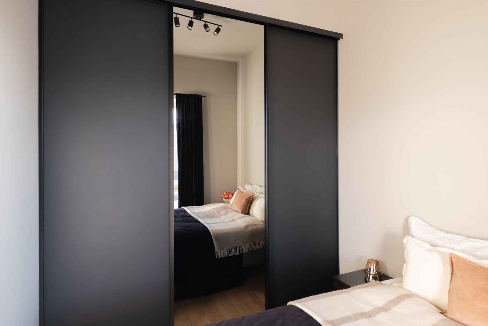 Garderobeløsningen medfølger naturligvis handelen. Galleribilde