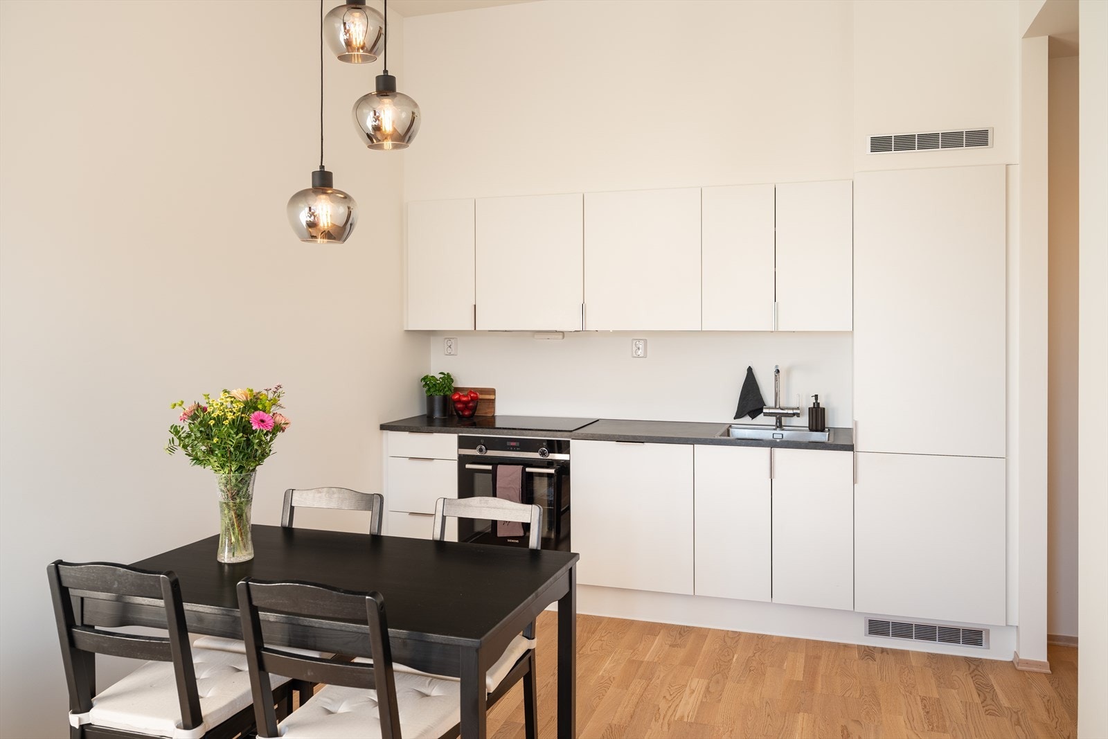 Etter dagens løsning får spisebordet sin naturlige plassering ved kjøkkenet. Galleribilde