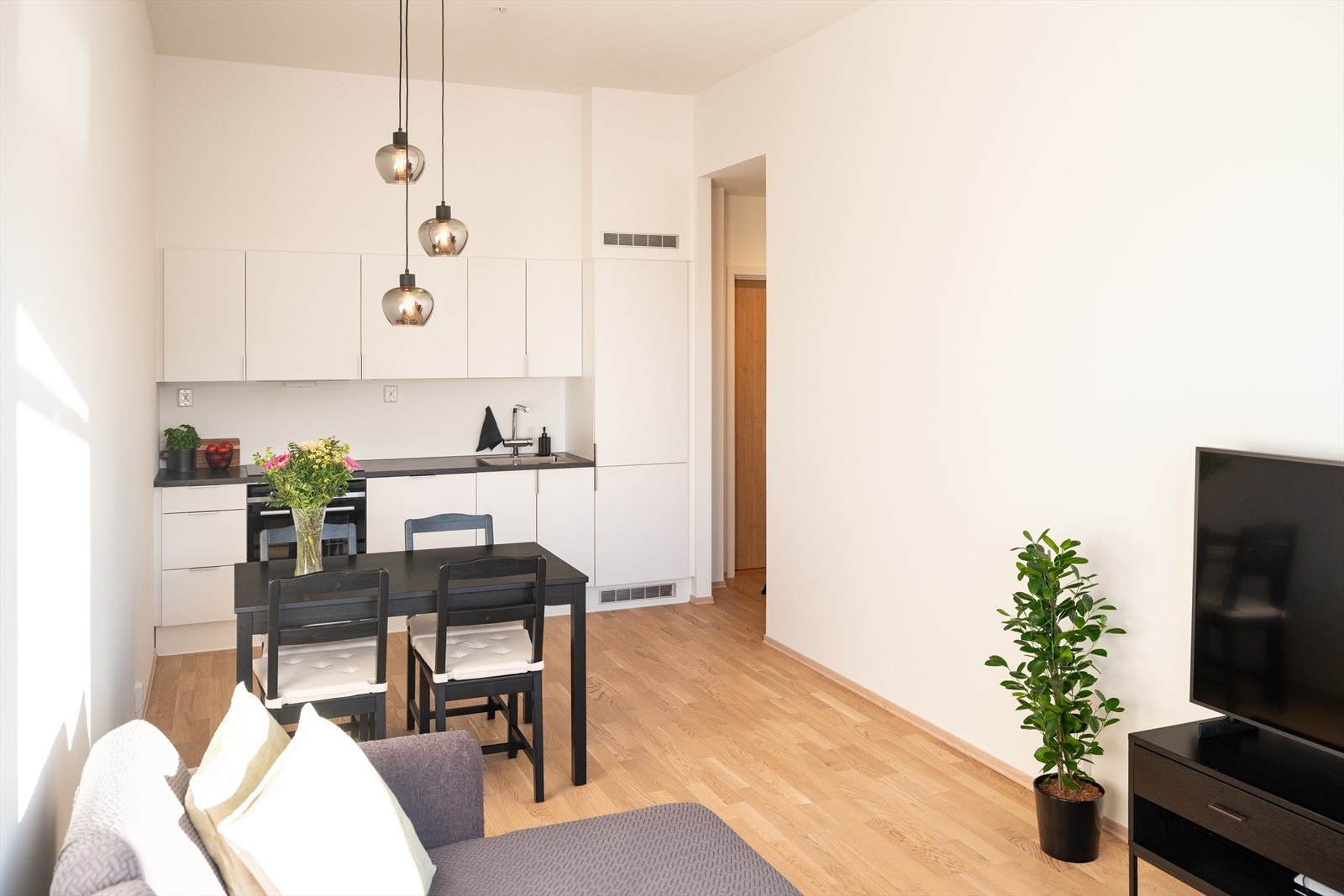 Felleskostnadene er lave og innholdsrike. Inkluderer blant annet tv/internett, parkering og diverse vedlikehold/drift iht. regnskap. Galleribilde