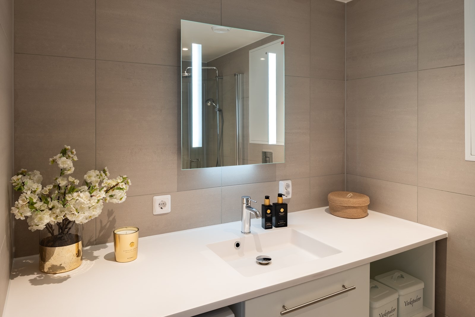 Pent og flislagt bad på 4m² med behagelig gulvvarme. Galleribilde