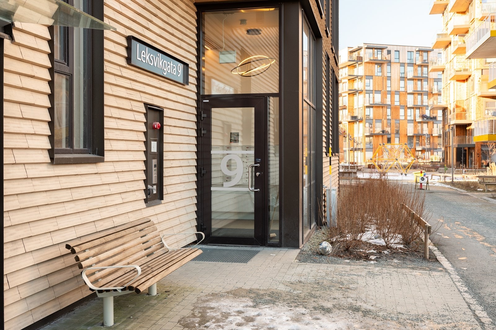 Den attraktive beliggenheten på Lilleby gir umiddelbar nærhet til alt av servicefasiliteter som kollektivtransport, dagligvarer, treningssenter, shoppingsenter mm. Galleribilde