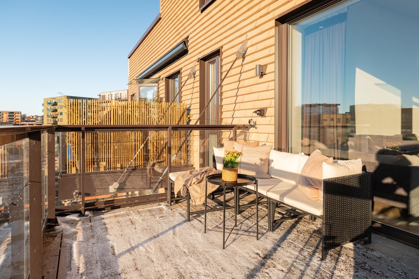 Videre vender den solrike balkongen mot sørvest. Galleribilde