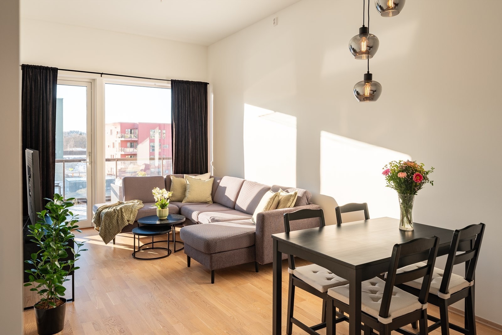 Den åpne stue- kjøkkenløsningen strekker seg over 21m². Galleribilde