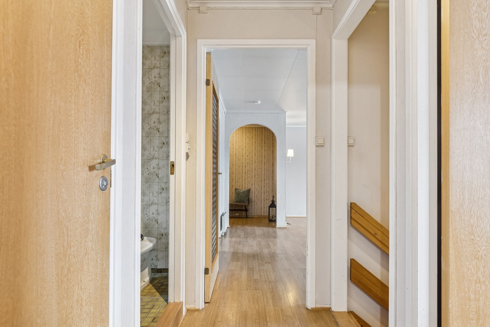 Fra gangen er det adkomst til etasjens øvrige rom, inkludert stue, bad og soverom. Galleribilde