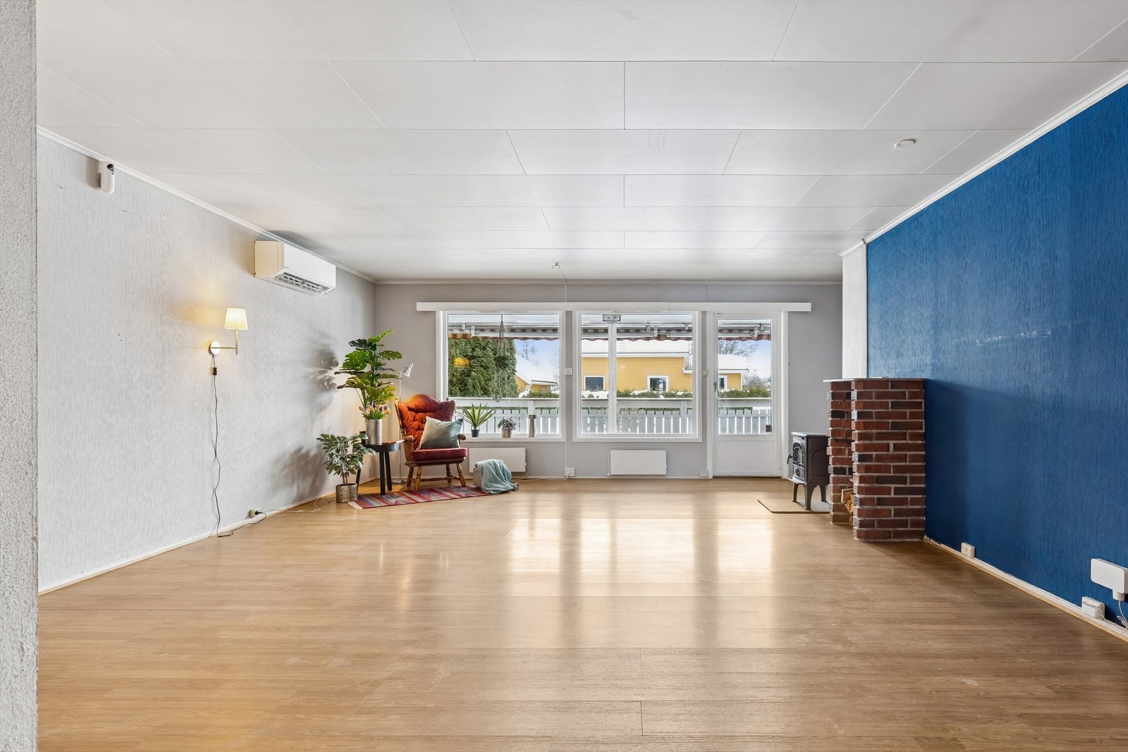 Den romslige stuen har store vindusflater Galleribilde