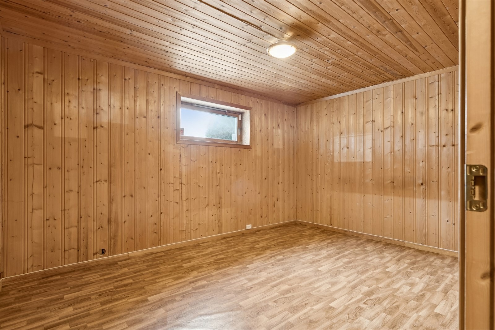 Innredet rom i kjeller som i dag benyttes som soverom. Rommet er ikke godkjent til varig opphold. Galleribilde