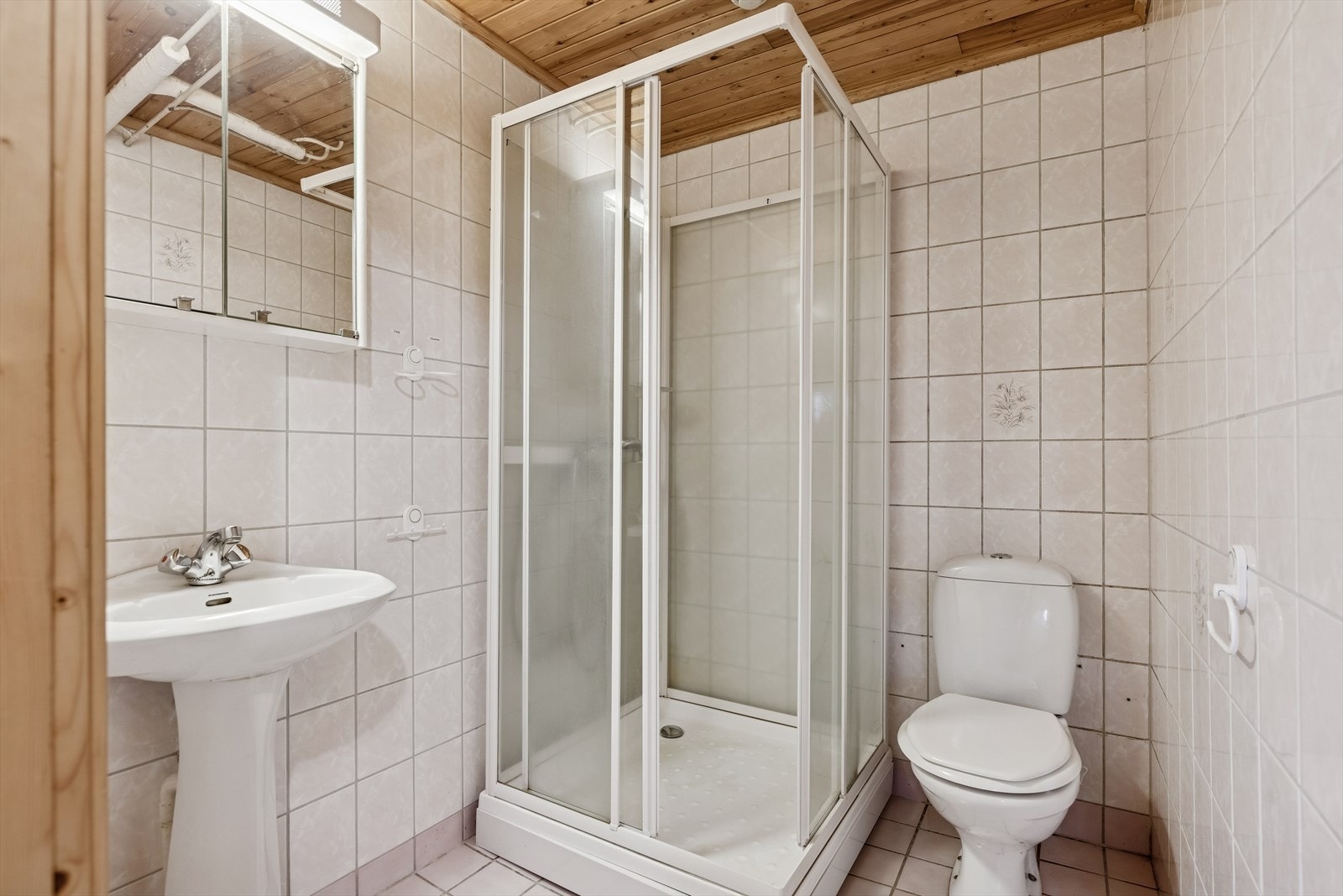 Underetasjen har også et bad fra byggeår med enkel standard. Galleribilde