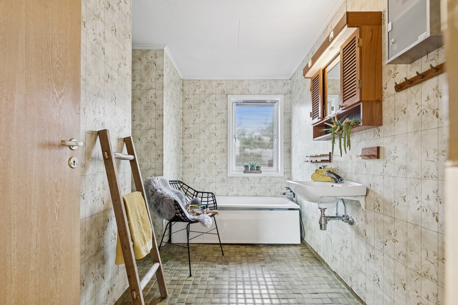 Badet i første etasje er utstyrt med badekar og servant. Galleribilde