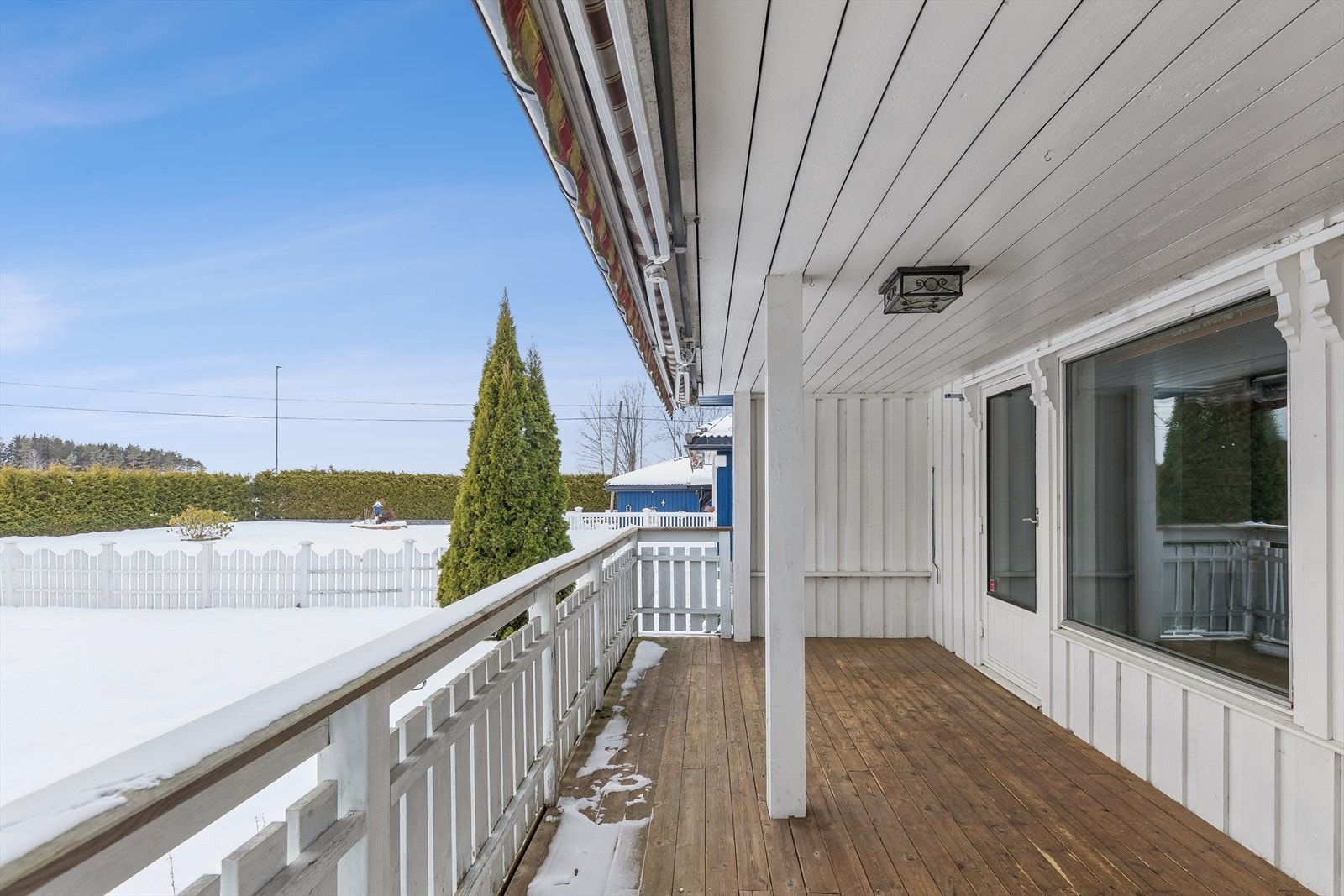 Den overbygde terrassen på 17 m² er et flott uterom med utgang fra stuen. Galleribilde