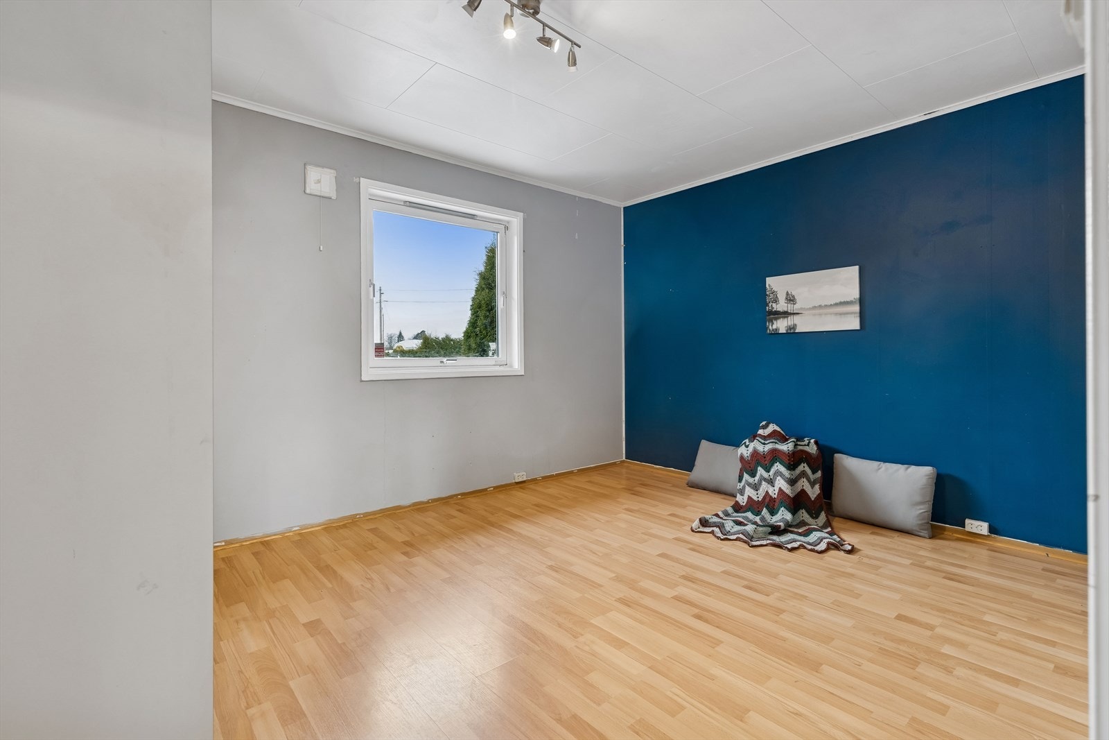 Første etasje inneholder to soverom, adskilt fra oppholdsrommene. Galleribilde