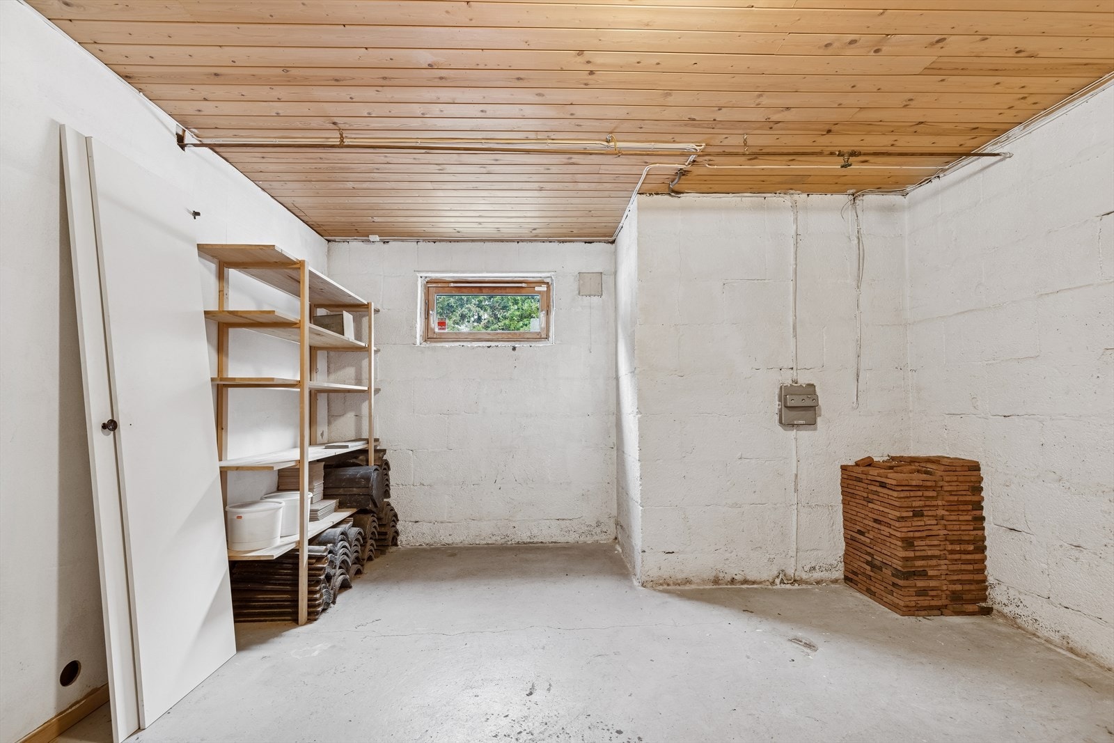 Boligen har rikelig med lagringsplass, med blant annet to boder i underetasjen. Galleribilde