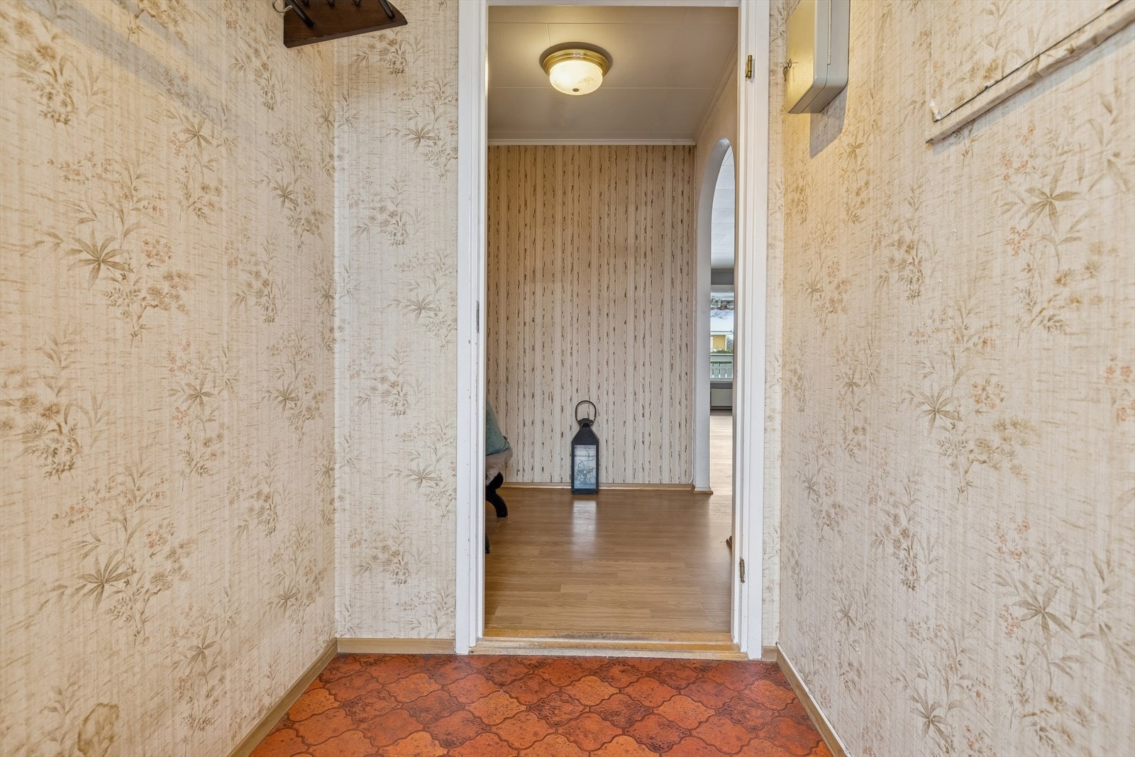 Boligens første etasje har en praktisk planløsning med vindfang og en sentral gang. Galleribilde