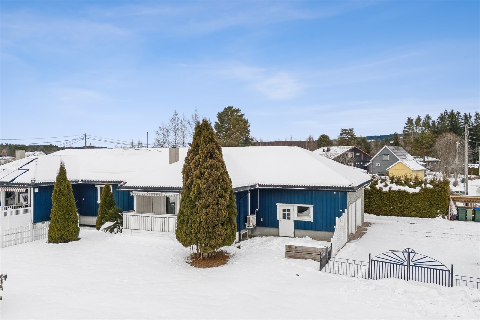 Eiendommen ligger i et rolig og etablert boligområde med stor, opparbeidet tomt. Galleribilde