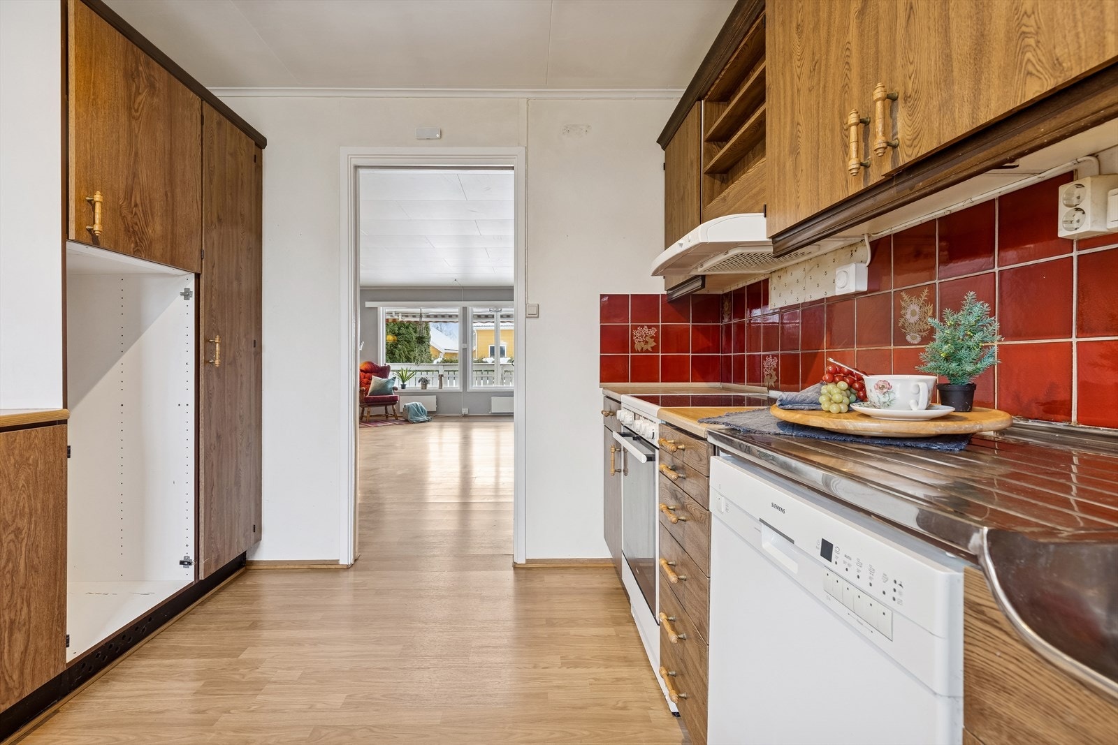 Kjøkkeninnredningen har betydelig bruksslitasje og fremstår som moden for oppgradering. Galleribilde