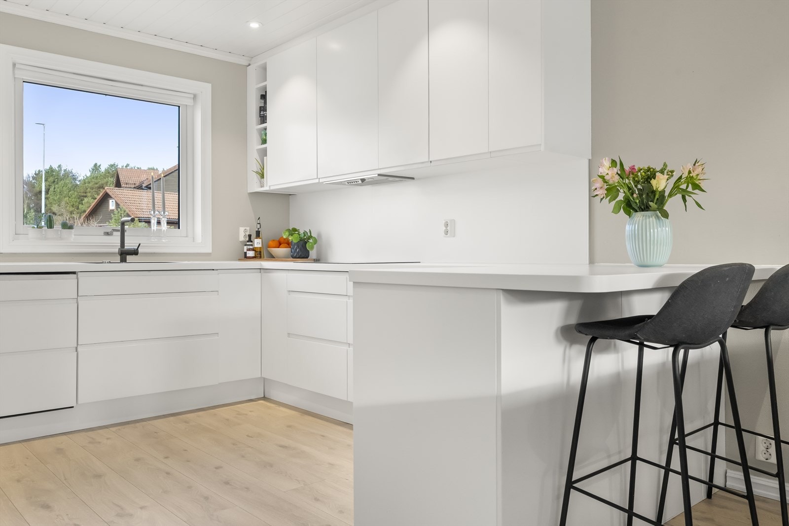 Kjøkkenøy med sitteplassar Galleribilde