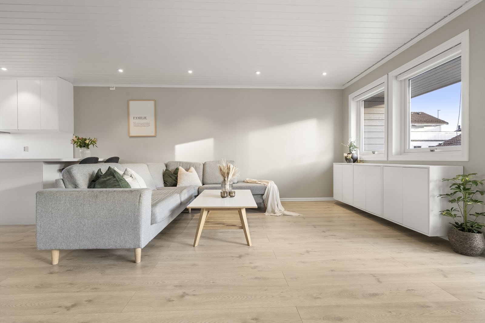 Nytt laminatgulv i stue/kjøkken 2.etg i 2018 Galleribilde