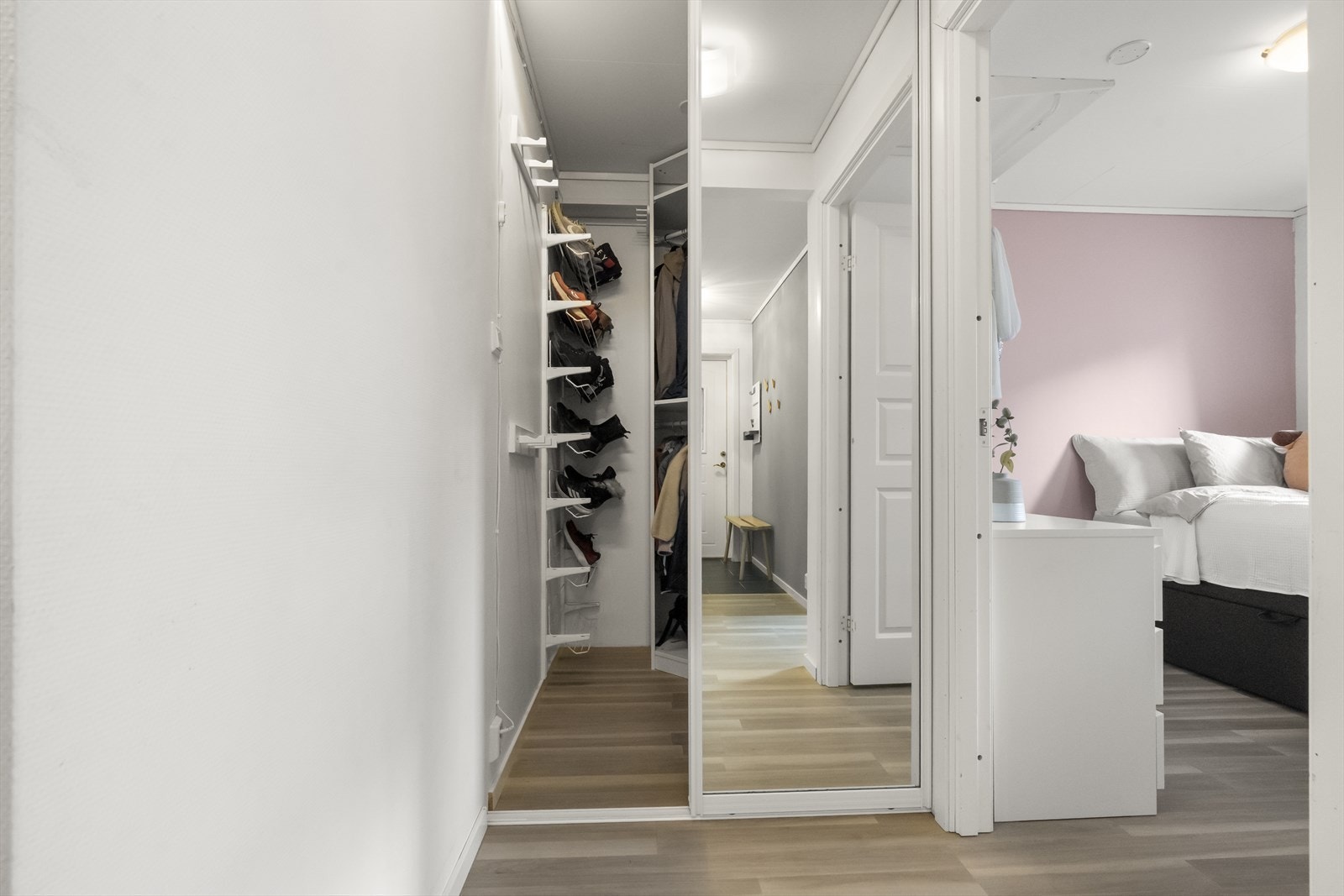 Det er bra med oppbevaringsplass til yttertøy i gangen Galleribilde