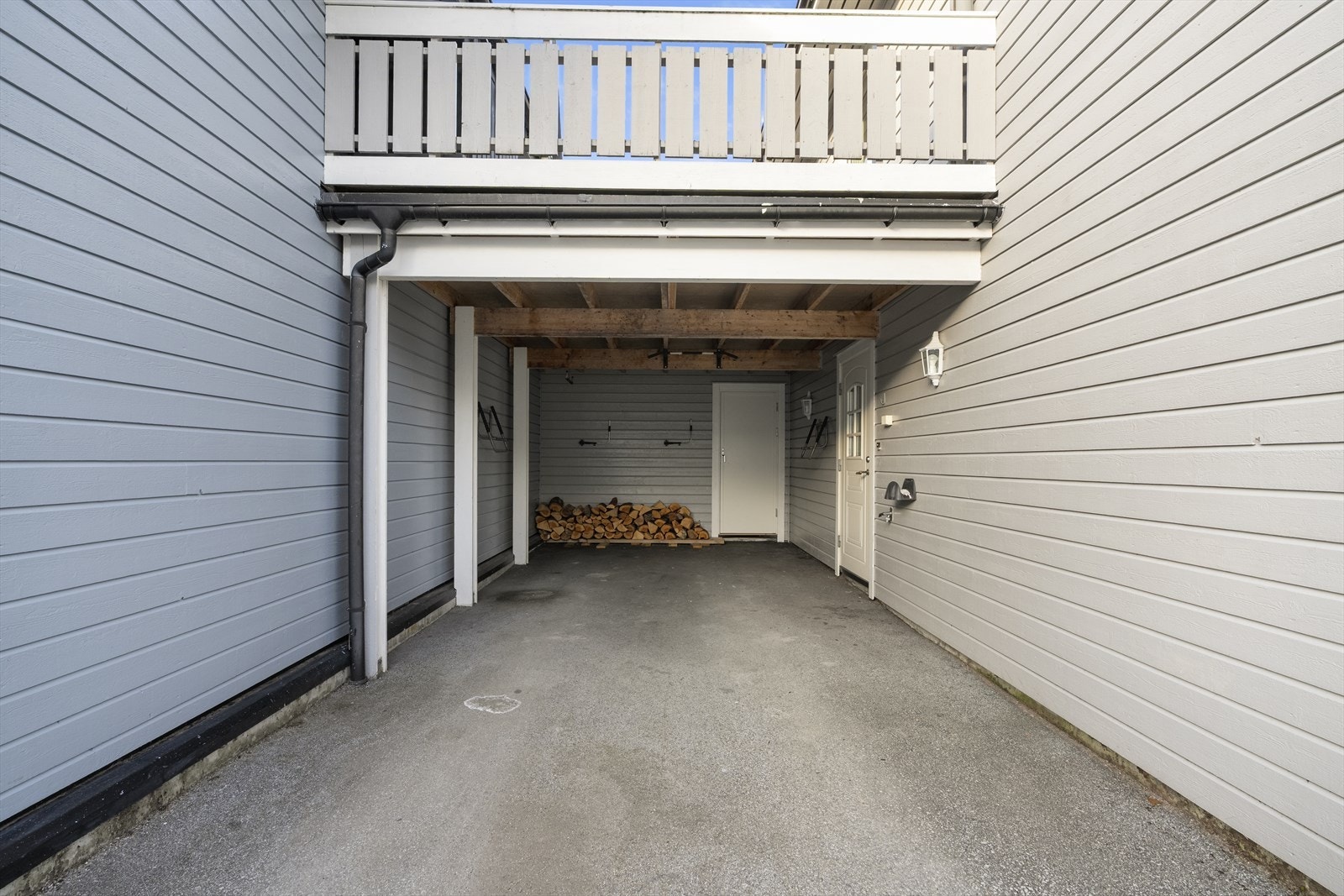 Det er god plass til parkering i carport og stor utvendig bod som tar deg vidare til uteplassen på baksida Galleribilde