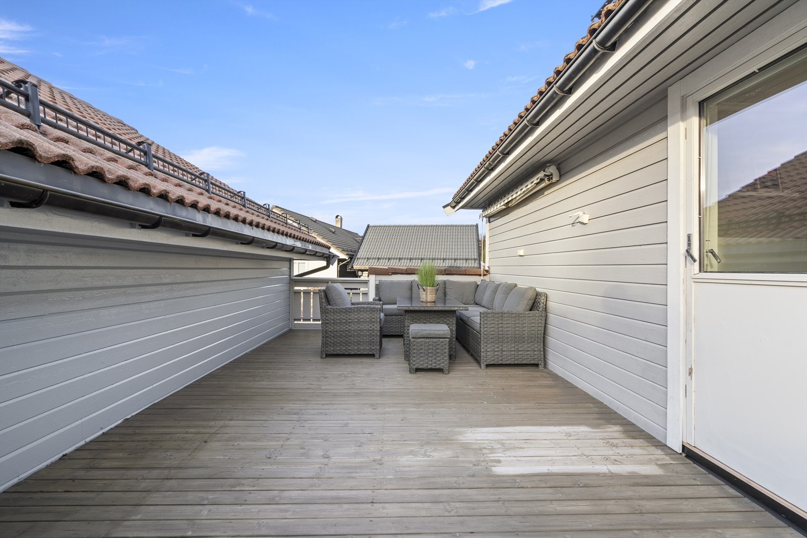 Ein lun og skjerma uteplass, her er det fint å sitte Galleribilde