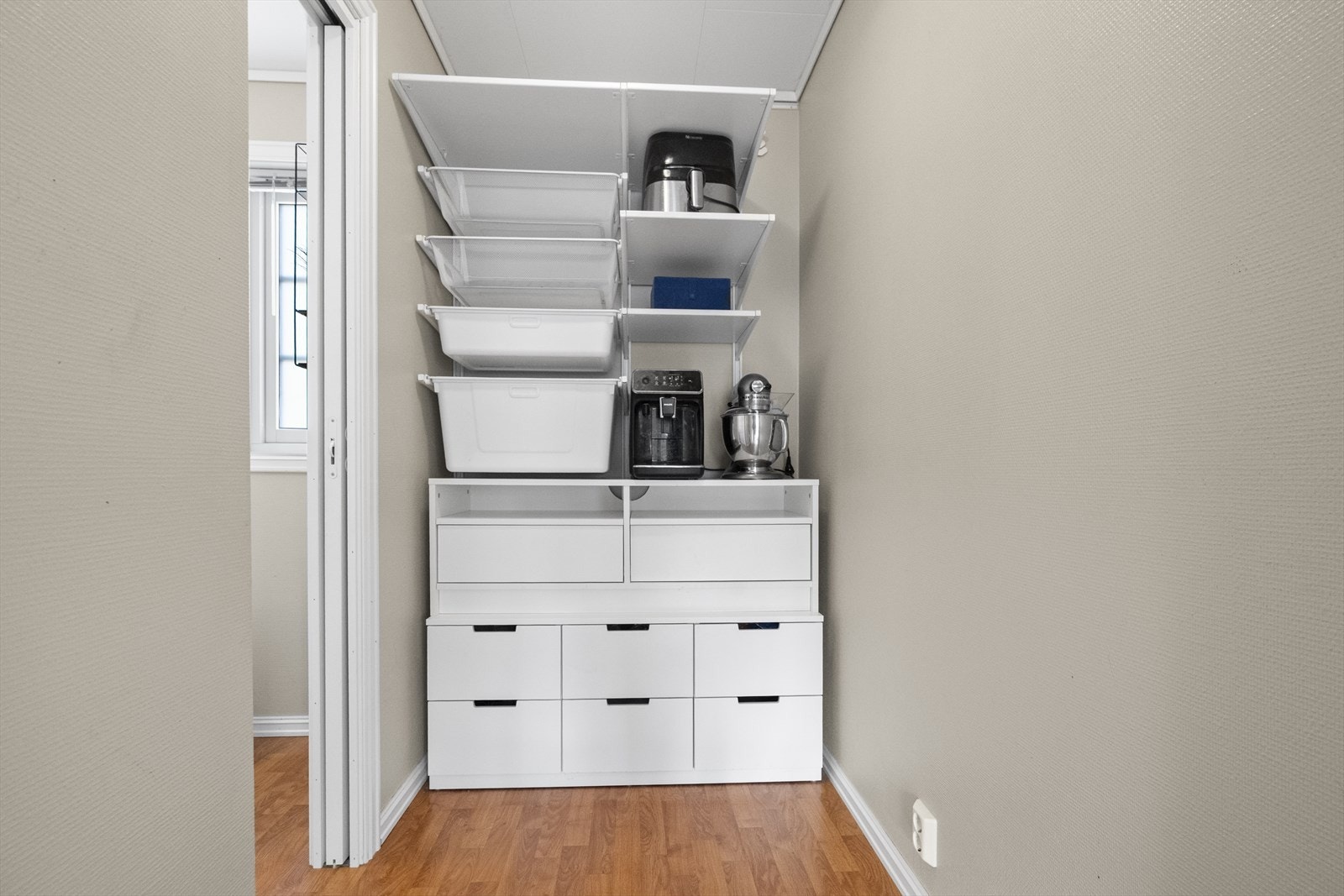 Praktisk bod rett ved kjøkkenet og vidare inn til toalettrom Galleribilde