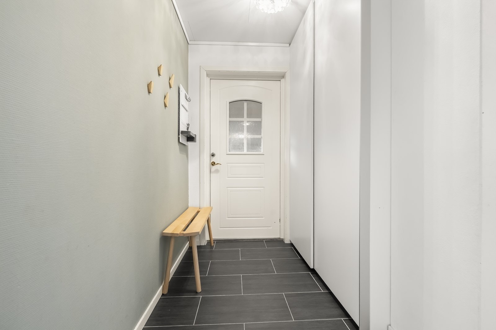 Også oppbevaring bak skyvedørene her Galleribilde