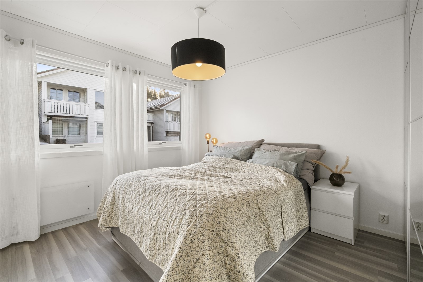 Stort skyvedørsgarderobe til høgre Galleribilde