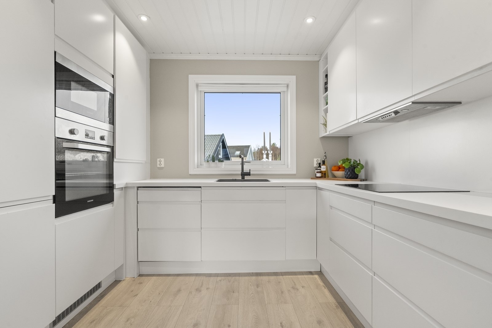 Stort kjøkken med integrete kvitevarer frå 2018 Galleribilde