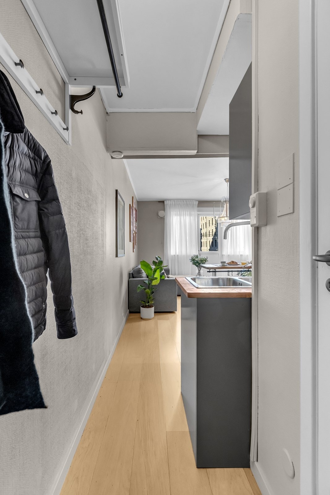 Du ønskes velkommen inn i en praktisk entre´ med oppheng for yttertøy. Galleribilde