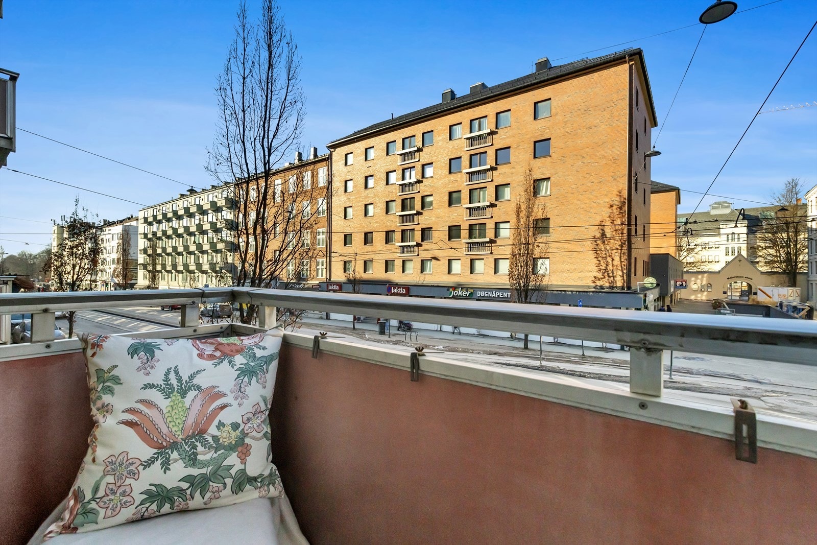 Balkongen fungerer som en naturlig forlengelse av stuen i sommerhalvåret og gir gode muligheter for både avslapning og sosialt samvær. Galleribilde