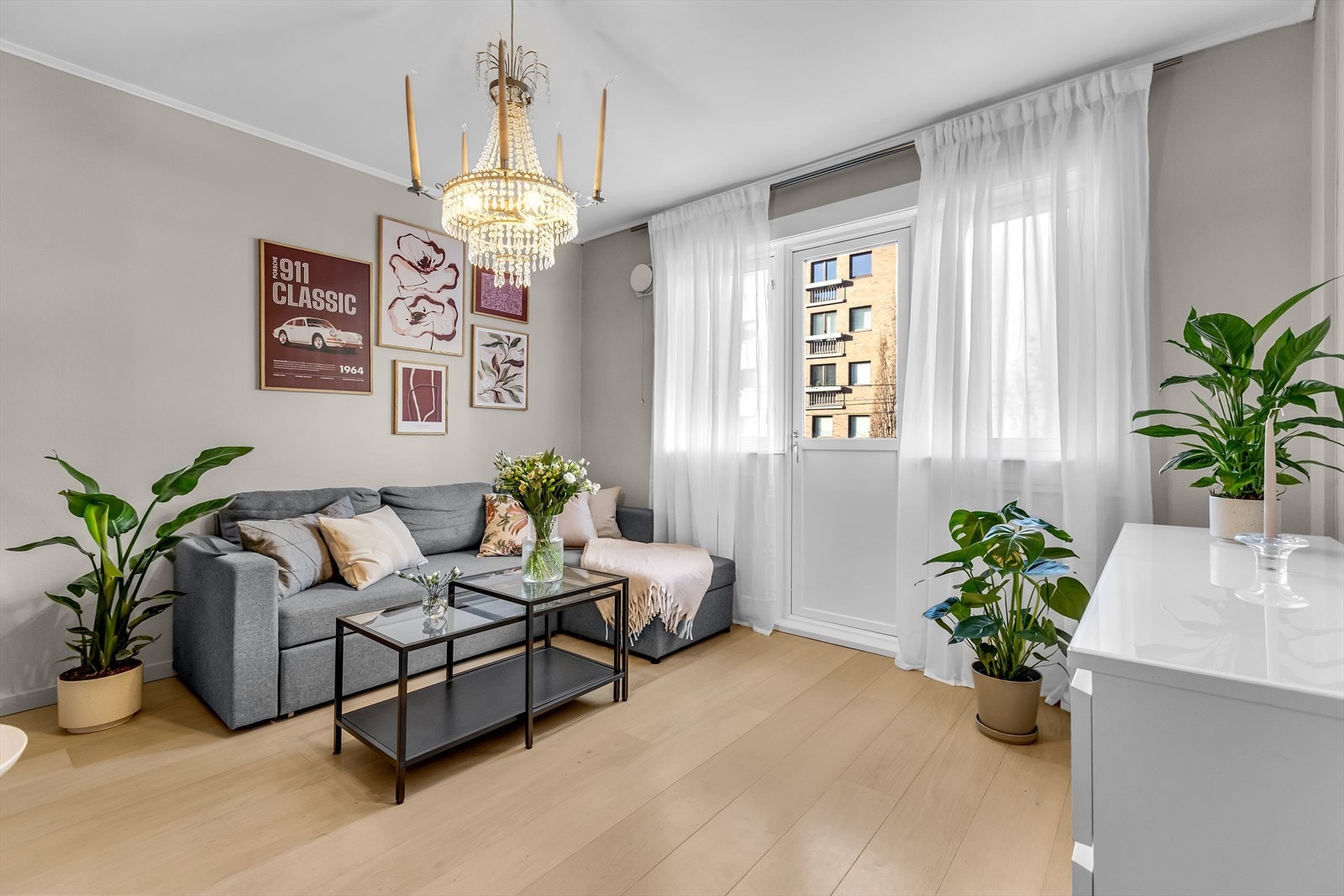 Stuen har store vindusflater sørger for rikelig med naturlig lysinnslipp og skaper en lys og innbydende oppholdsdel. Galleribilde