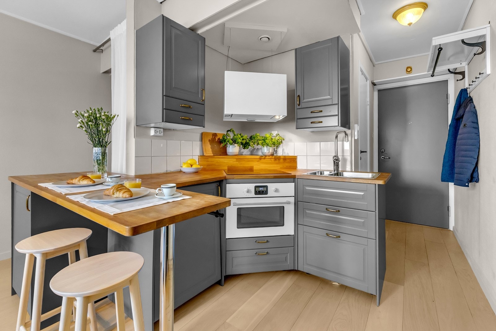 Innredningen er utstyrt med nedfelt oppvaskkum og gode arbeidsflater på benkeplate i treverk. Galleribilde