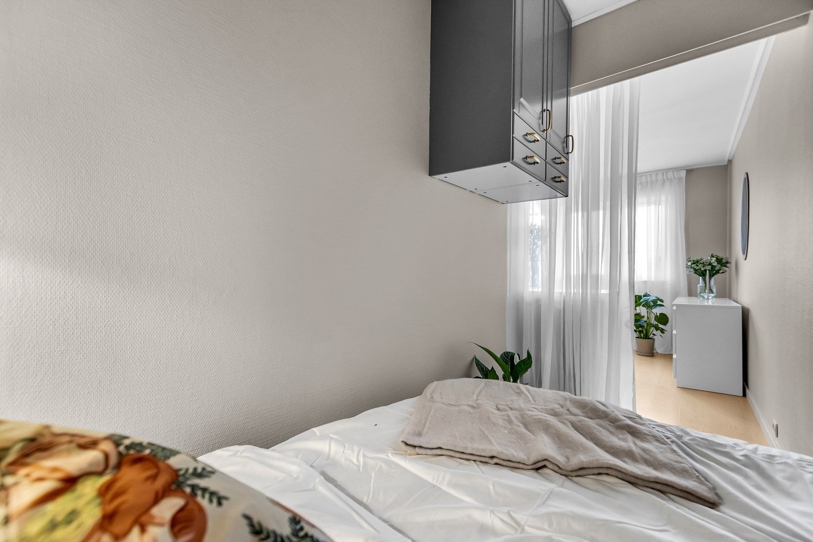 Løsningen gir effektiv arealutnyttelse og bidrar til å skape en naturlig inndeling mellom oppholds- og sone for hvile. Galleribilde