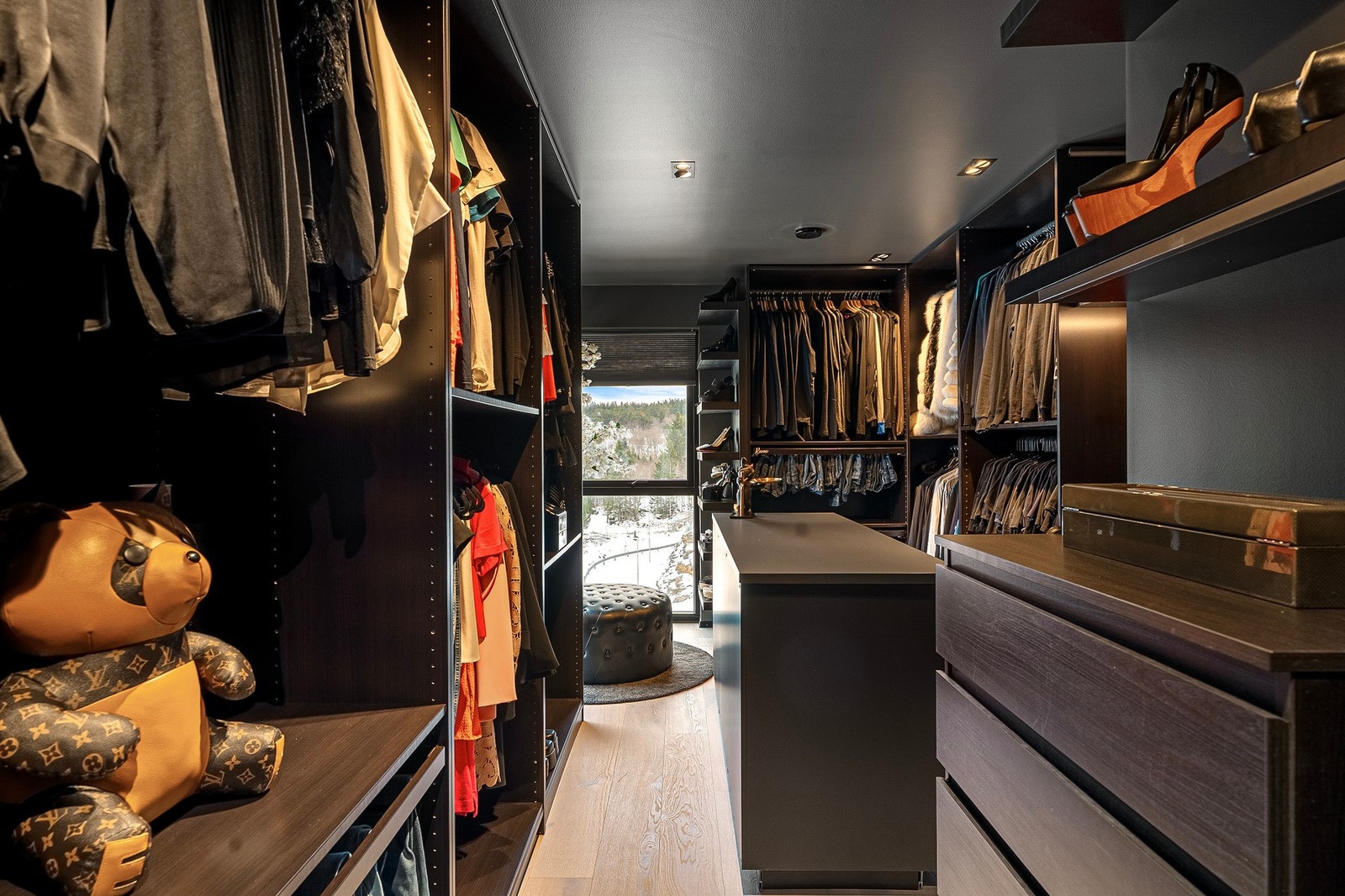 Praktisk hverdagsluksus! Det store, flotte garderoberommet måler hele 16 kvm. Galleribilde