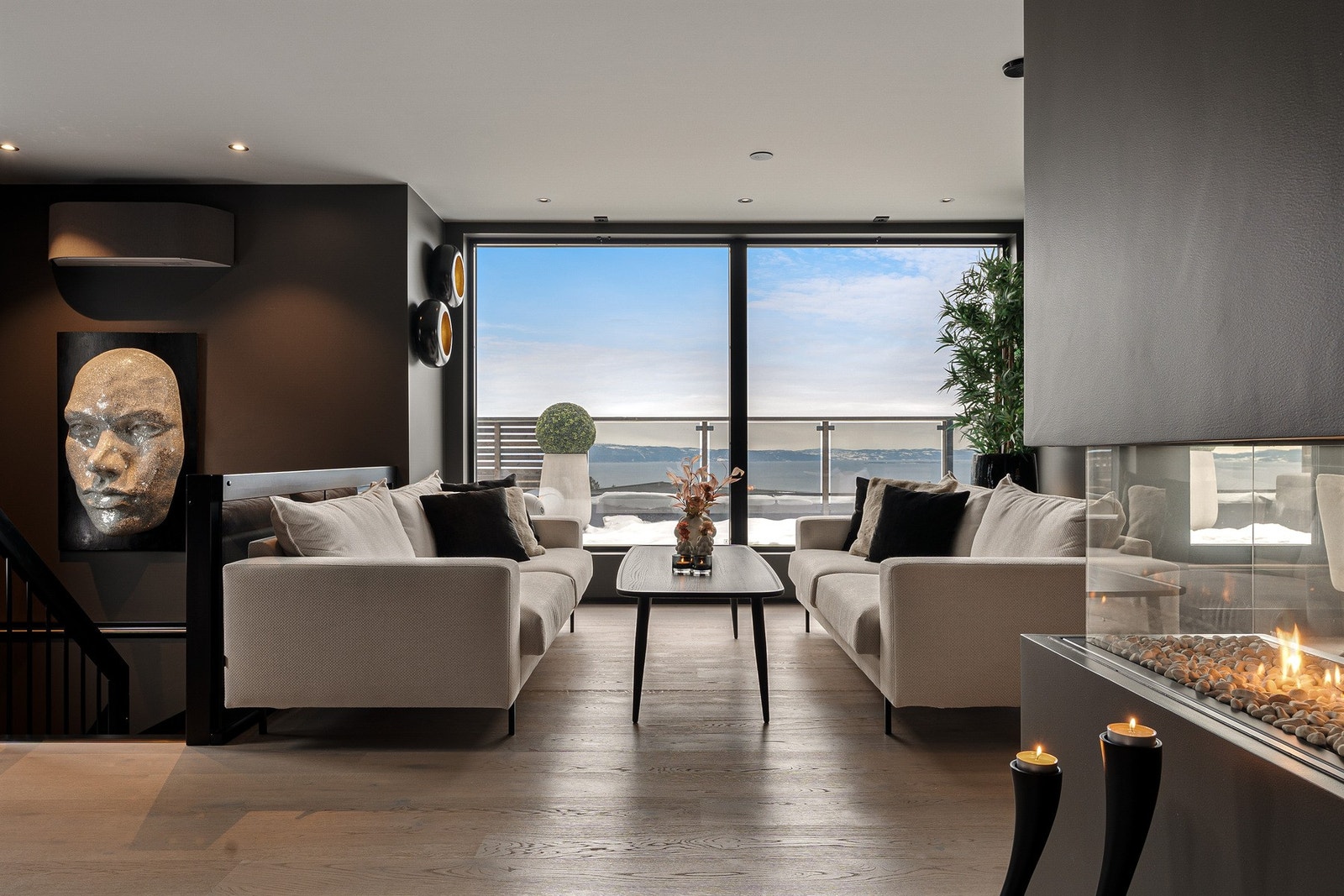 Mørkt og dempet interiør står i fin kontrast til det flommende lyset fra store vindusflater. Galleribilde