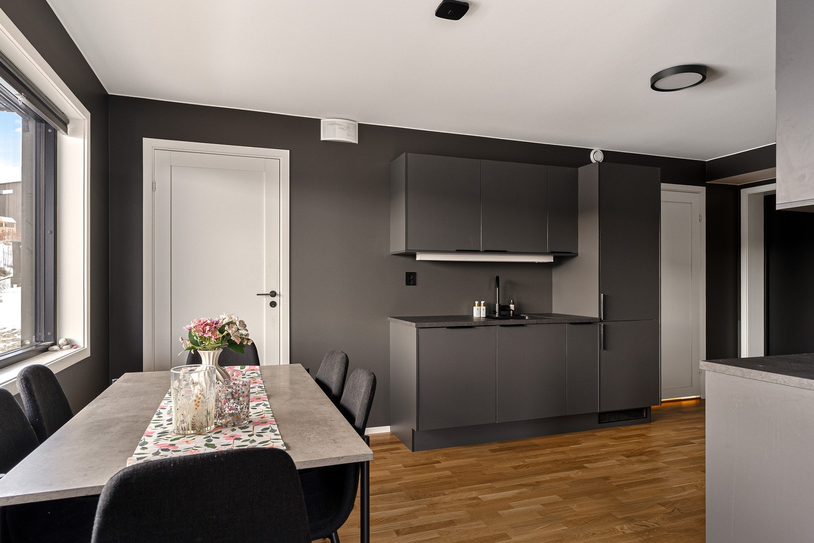 Utleiedel i sokkeletasjen. Galleribilde