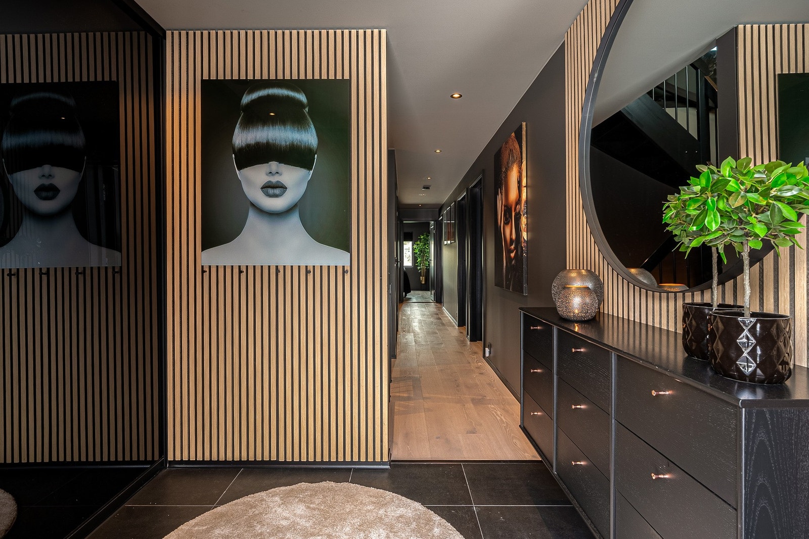 Spileveggene er et gjennomgående element i hele huset, og bidrar til både stil og helhet. Galleribilde