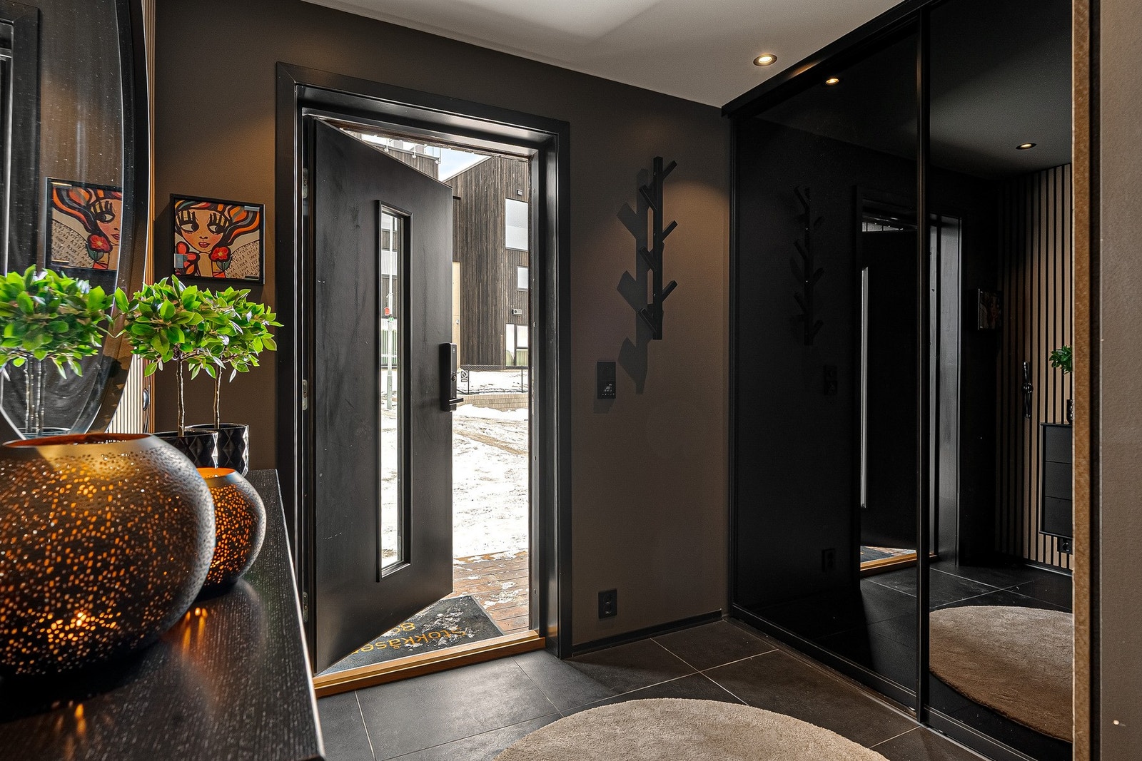 Varme i gulvet, skyvedørsgarderobe og ID-lås på ytterdøra. Galleribilde