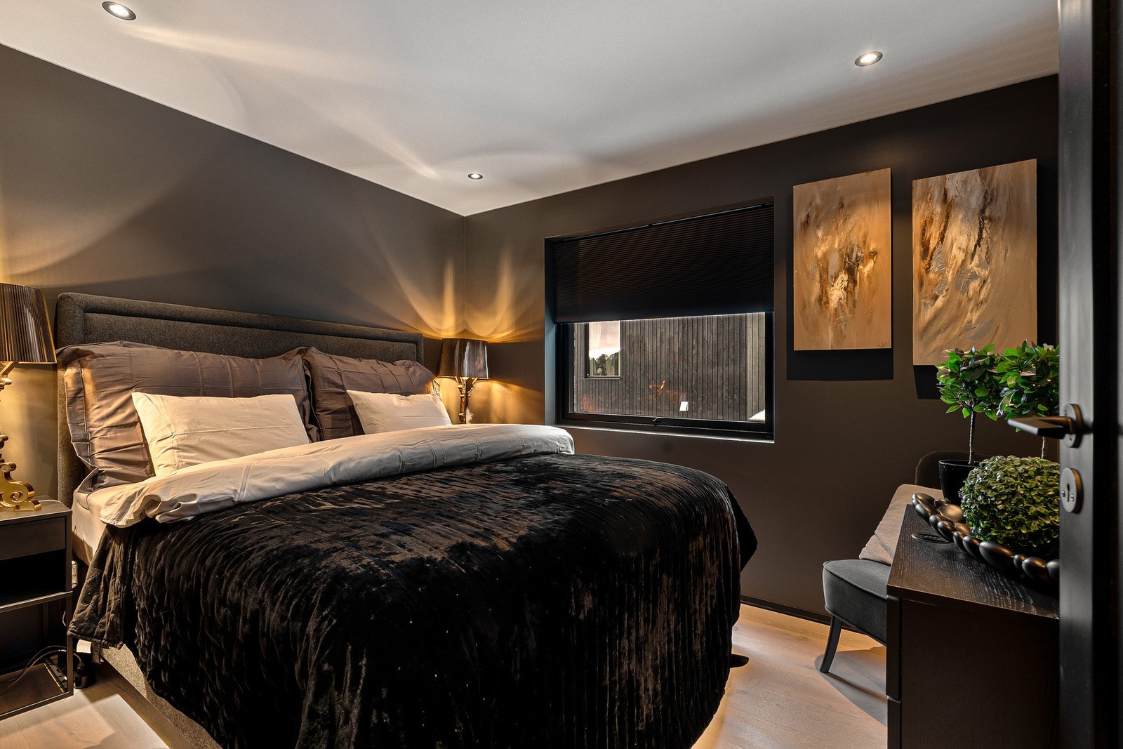 Tre soverom på ca. 9 kvm ligger på rekke og rad i gangen. Galleribilde