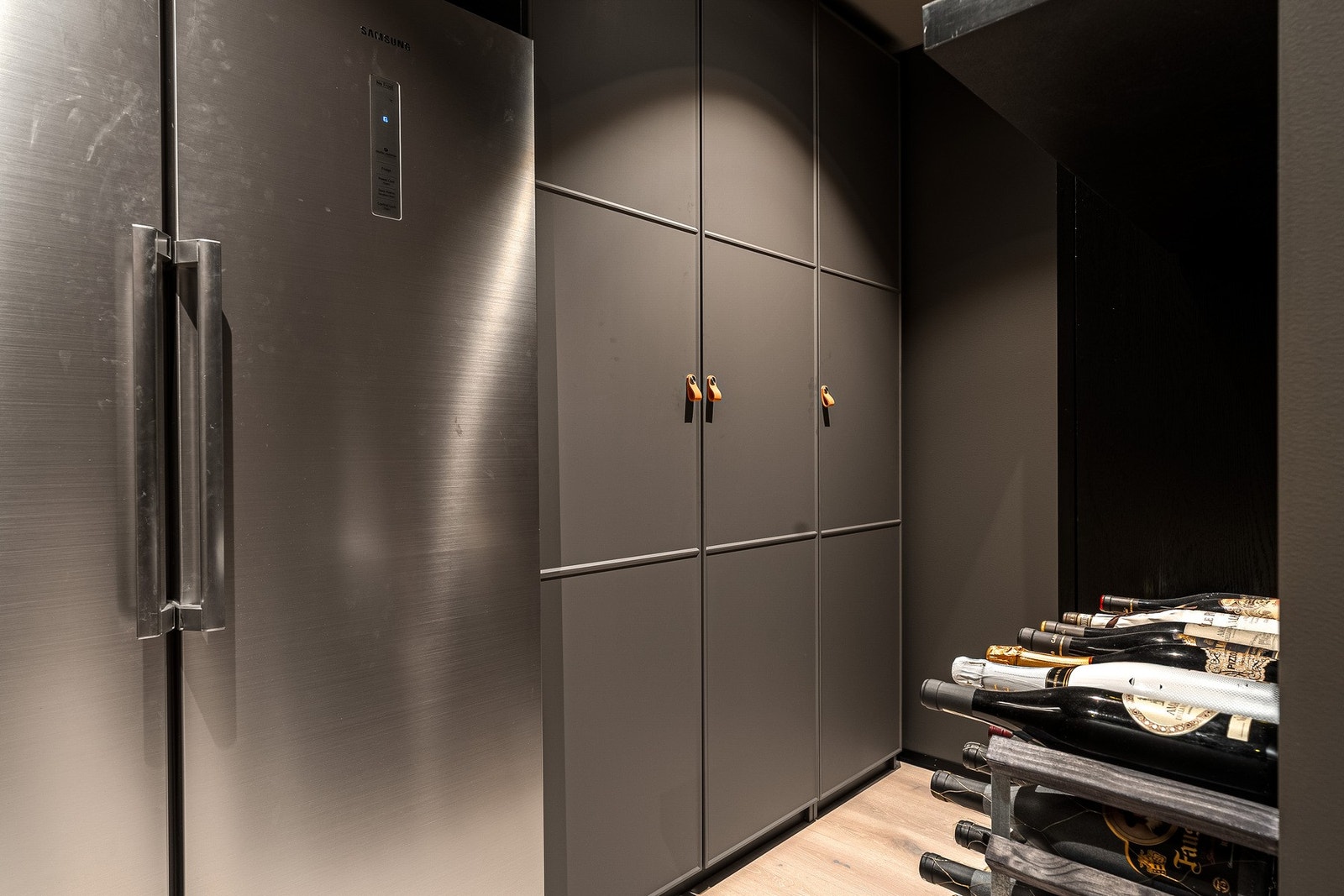 Smart utnyttelse av gangen i underetasjen, til diverse skap- og lagringsplass. Galleribilde