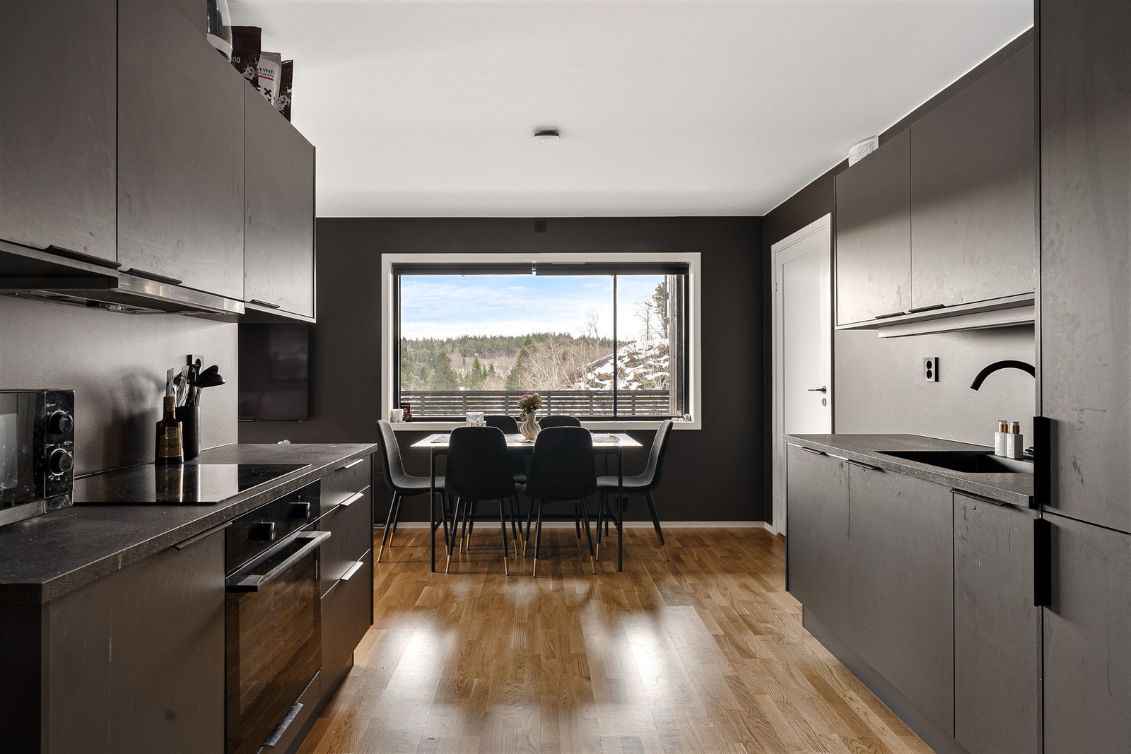 Utleiedelen i sokkeletasjen måler ca. 50 kvm, og gir 14 000,-/mnd. i leieinntekt. Galleribilde