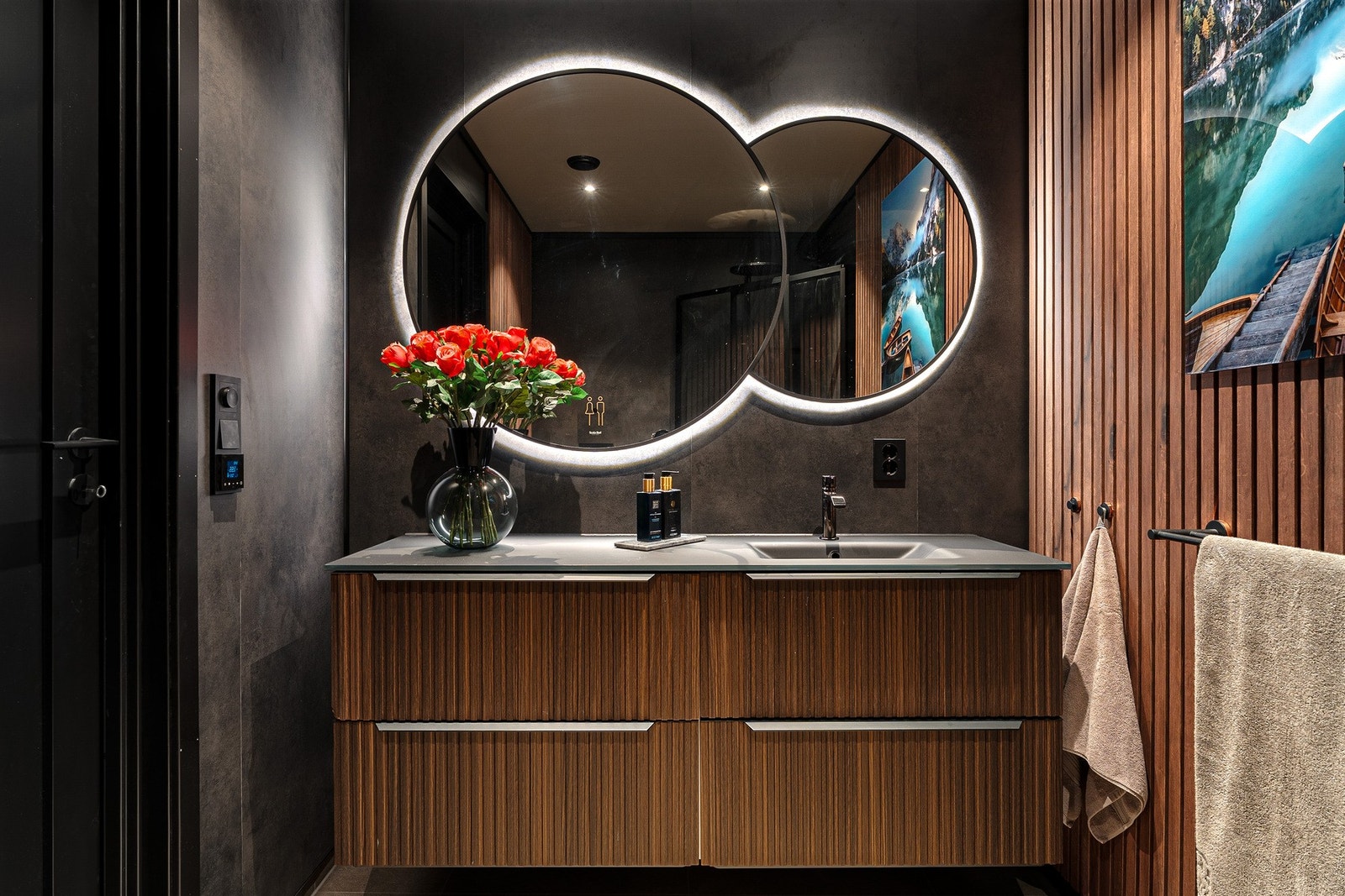 Husets andre baderom er utført i samme stil som det største. Galleribilde