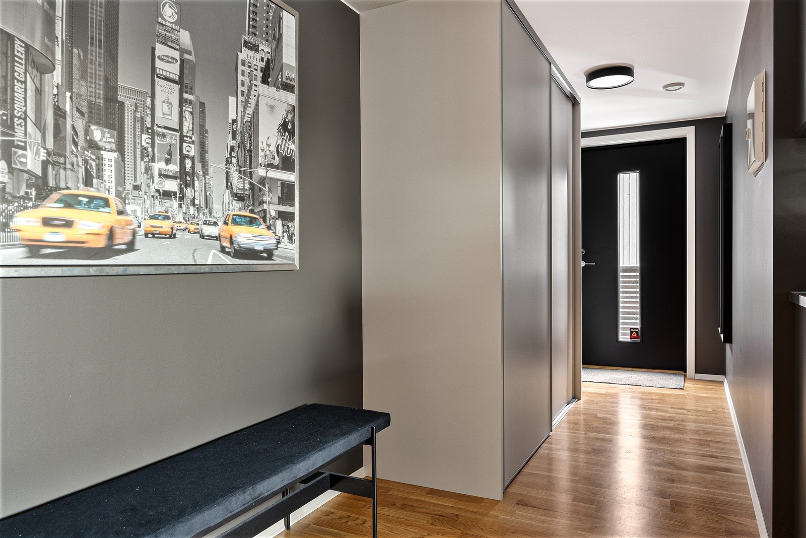 Utleiedelen er adskilt med branndør v/kjøkkenet, og kan enkelt innlemmes i hoveddelen om ønskelig, på sikt. Galleribilde