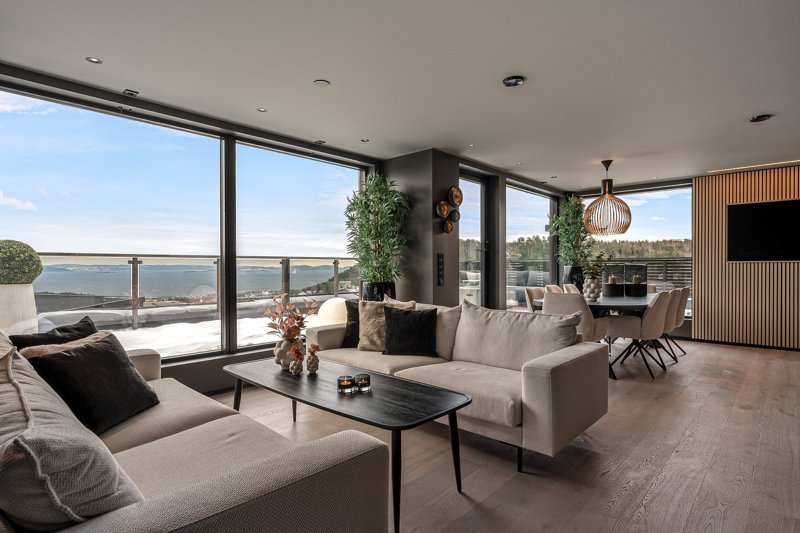 Finesser og helhet ned til minste detalj (legg merke til stikkontakter over vinduene, tilrettelagt for oppheng av julestjerner). Galleribilde