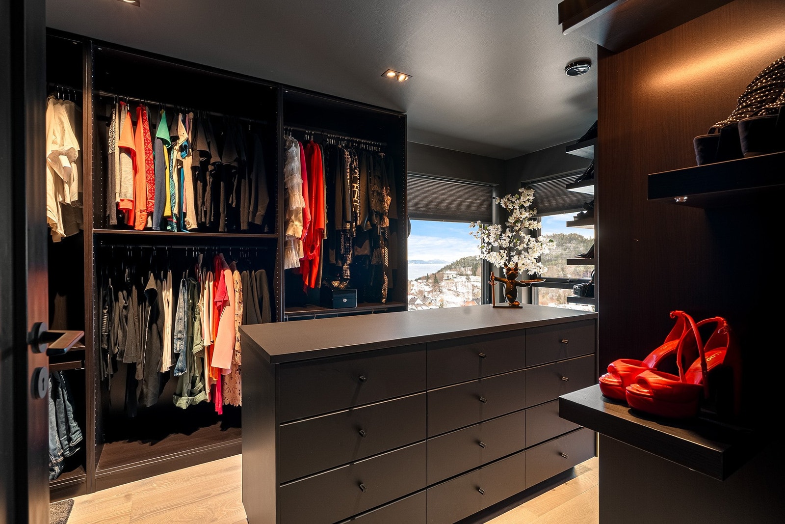 Rommet kan også utgjøre ett av husets til sammen seks gode soverom. Galleribilde