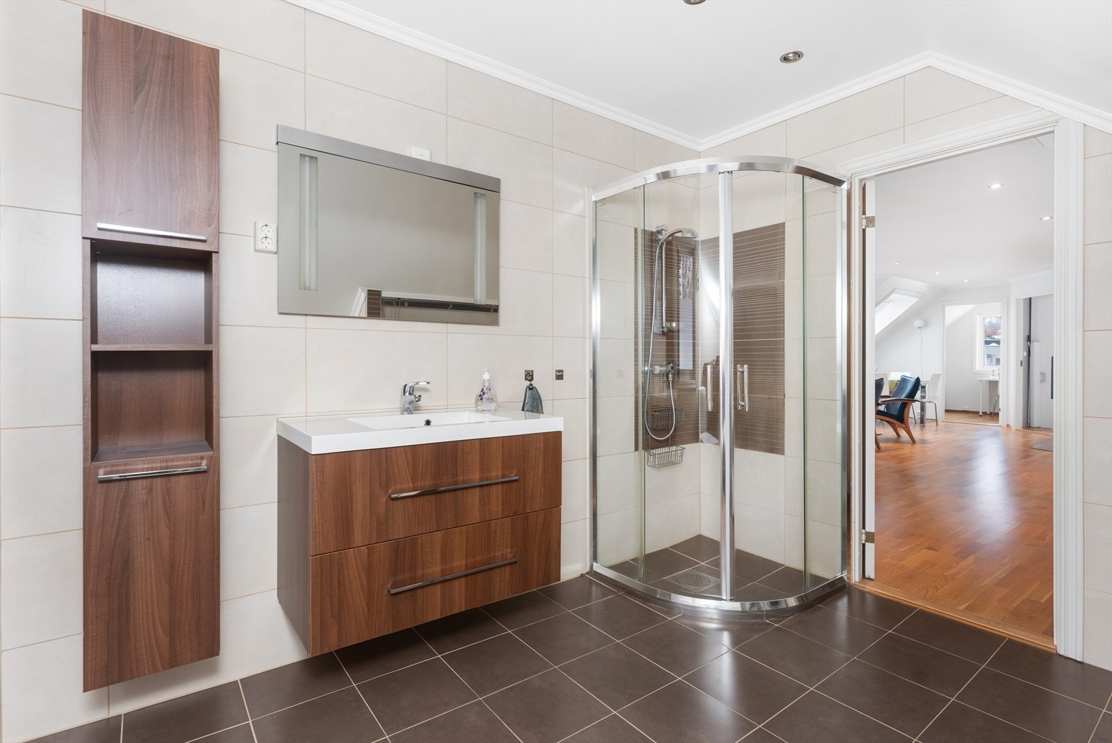 Romslig baderom/vaskerom Galleribilde